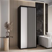 1 Meter breiter Schiebetürenschrank Mina in Schwarz/Weiß, Front aus laminierter Platte, Anti Staubbürsten, schwarze Metallgriffe, platzsparend, robust