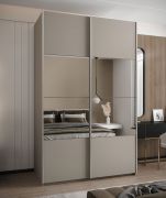Kleiderschrank / Schiebetürenschrank | Farbe: Kaschmir | 2 Schiebetüren | 2 Kleiderstangen | 245,5 x 150 x 64 cm | Spiegel | Soft-Close | 6 Fächer