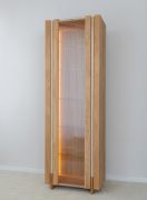 Vitrine | Farbe: Eiche Natur | Massivholz | Eichenholz geölt | Travertin Stein | inkl. LED-Beleuchtung | 68 x 41 x 206 cm | Rückwand: HDF