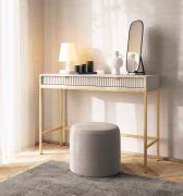 Schreibtisch mit geriffelter Front Worthing 78, Farbe: Kaschmir, zwei Schubladen, ABS-Kantenschutz, Beine und Griffe: Gold, Maße: 78 x 104 x 50 cm