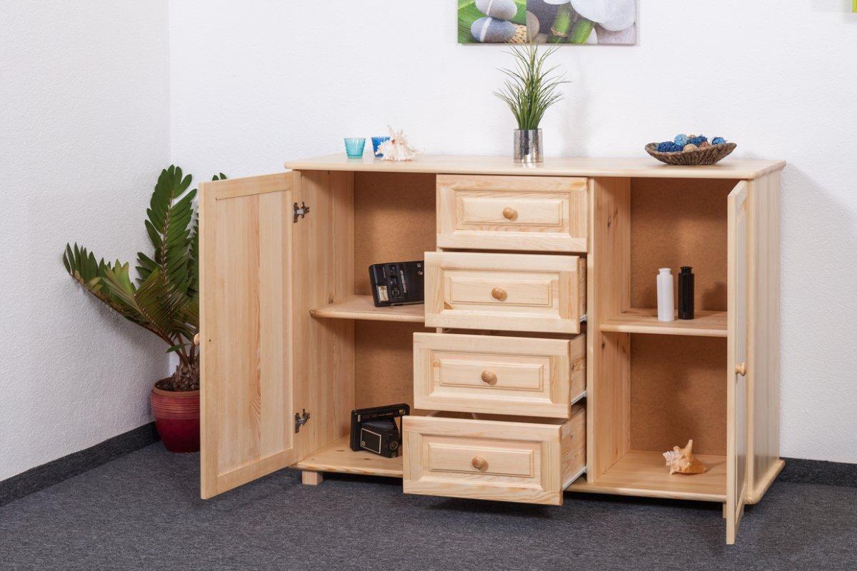 sitzend sofa ein Mann ist bequem auf ein Couch im seine Leben Zimmer, erscheint entspannt und beim Leichtigkeit. das Zimmer ist gut beleuchtet mit natürlich Licht, und das Mann scheint zu Sein genießen antique garden furniture