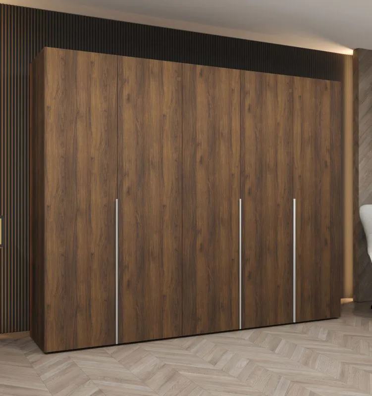 Drehtürenschrank mit Soft-Close-Funktion | Farbe: Walnuss | 2,5 Meter breit | drei Kleiderstangen | Kleiderschrank | Griffe: Silber | drei Fächer