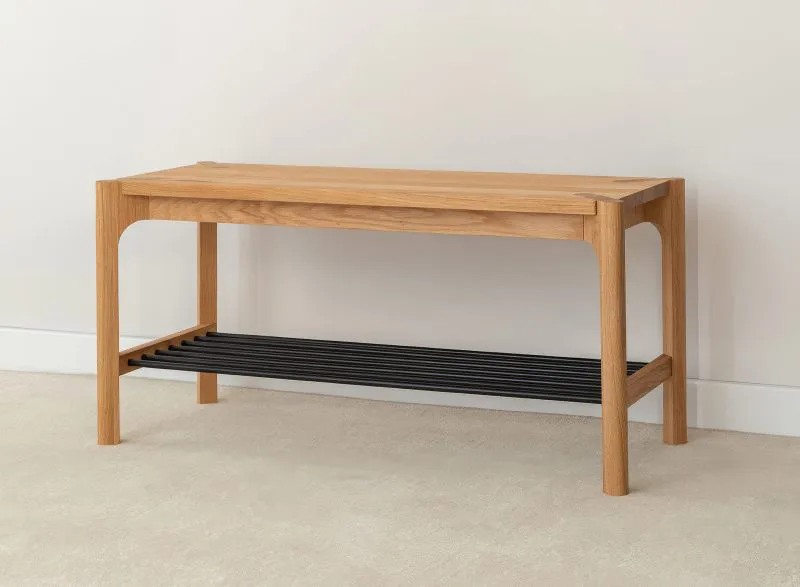 Schuhregal | Massivholz | Schuhbank | Ablagefläche mit Metallsprossen | Eichenholz geölt | Farbe: Eiche | 83 x 33 x 40 cm | Seille 06