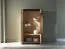 Breite Vitrine mit zwei Türen Dagali 05, Farbe: Eiche / Schwarz, Soft-Close-System, 2 Glaseinlegeböden, ABS-Kantenschutz, Maße: 141 x 92 x 40 cm, vier Fächer