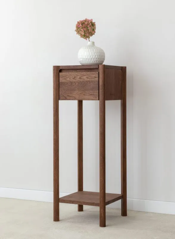 Beistellkommode | Eichenholz geölt | Farbe: Tabacco | hoher Beistelltisch | Massivholz | 1 Schublade | Soft Close System | 1 Ablagefach | 33 x 33 x 90 cm | Seille 14 | gefräster Griff