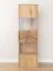 Hängevitrine Rania 11 aus Massiv- und Stirnholz Eiche, 142 x 43 x 33 cm, 1 Tür, 4 Einlegeböden, 5 Fächer, inkl. LED-Beleuchtung, Soft-Close, Metallgriffe