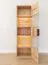 Hängevitrine Rania 11 aus Massiv- und Stirnholz Eiche, 142 x 43 x 33 cm, 1 Tür, 4 Einlegeböden, 5 Fächer, inkl. LED-Beleuchtung, Soft-Close, Metallgriffe