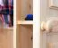 Kleiderschrank | 2 Drehtüren | 4 Fächer | mit Kleiderstange | 80 cm breit | Massivholz | Farbe: Natur Abbildung