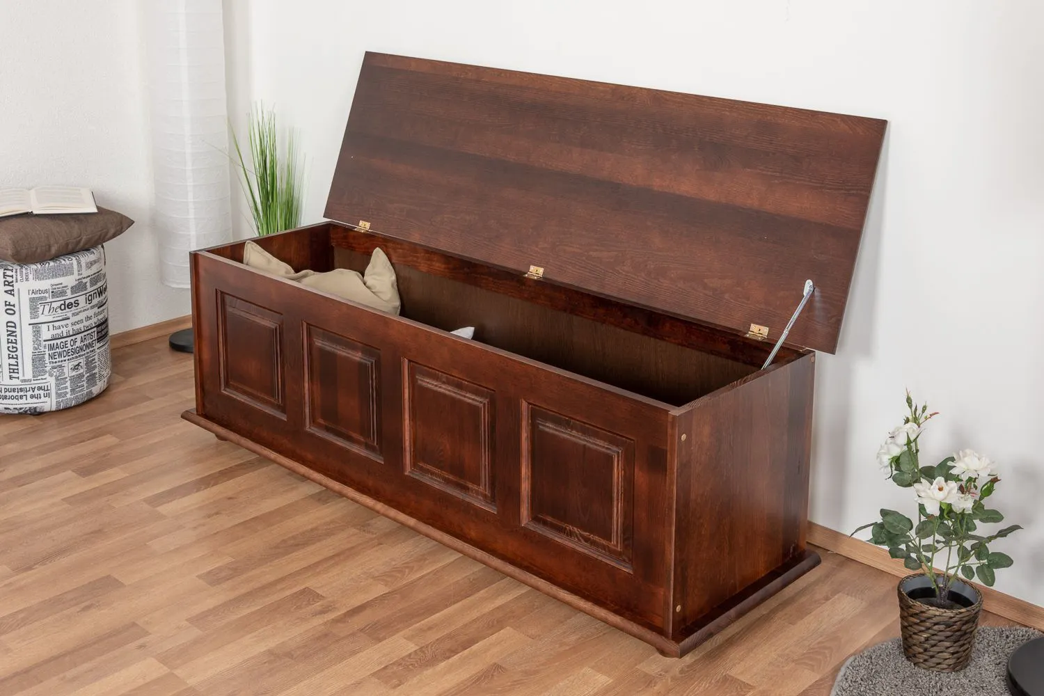 Sitzbank mit Stauraum Kiefer massiv Vollholz Walnussfarben 179 – Abmessungen: 50 x 154 x 46 cm (H x B x T)