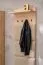 Garderobe Komplett - Set G Angvik, 5-teilig, Farbe: Eiche / Schwarz, zwei Schuhschränke, ein Garderobenschrank, ein Spiegel mit zwei Ablageflächen, vier Haken