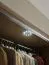 Falttür / Kleiderschrank | Farbe: Eiche | 3 Schubladen | 1 Kleiderstange | 175 x 60 x 240 cm | inkl. LED-Beleuchtung | Soft-Close | 1 Hosenhalter
