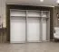Kleiderschrank mit drei Fächer Korab 93, Farbe: Weiß, drei Kleiderstangen, 2,5 Meter breit, Griffe: Gold, Soft-Close-Funktion, zwei Spiegeltüren, Drehtürenschrank
