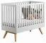 Babybett / Gitterbett Skady 01, Farbe: Weiß / Eiche - Liegefläche: 60 x 120 cm (B x L)