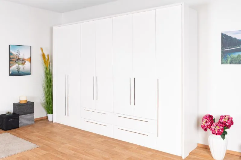 Drehtürenschrank / Kleiderschrank mit Rahmen Siumu 38, Farbe: Weiß / Weiß Hochglanz - 226 x 322 x 60 cm (H x B x T)