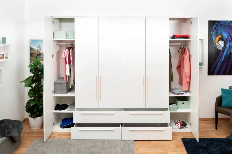 Großer Kleiderschrank | 6 Drehtüren | 4 Schubladen | 8 Fächer | mit 4 Kleiderstangen | 277 cm breit | Farbe: Weiß Abbildung