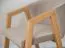 Polsterstuhl Doustre 02, Farbe: Beige, aus massiver Wildeiche, Polsterung: Samt, mit Armlehnen, Maße: 78 x 53 x 64 cm, ergonomisch und ästhetisch