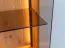 Vitrine Sienne 01 Türanschlag linksseitig, in Wildeiche geölt, 205 x 43 x 37 cm, 1 Tür, 5 Einlegeböden, 6 Fächer, Push-to-open System, Massivholz