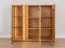 Vitrine Sienne 12 aus getöntem Glas und Massivholz Wildeiche, 115 x 135 x 37 cm, 3 Türen, 6 Einlegeböden, 9 Fächer, Holz: gebürstet, geölt, inkl. LED